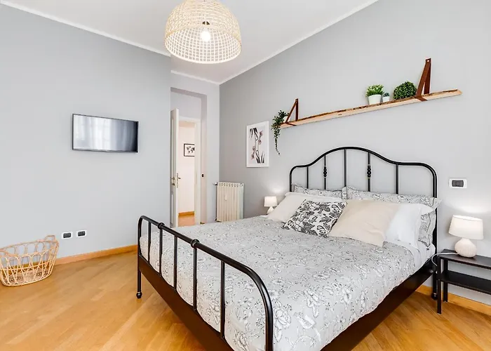 Bmga L Incredible 3bdr With Balcony In Center