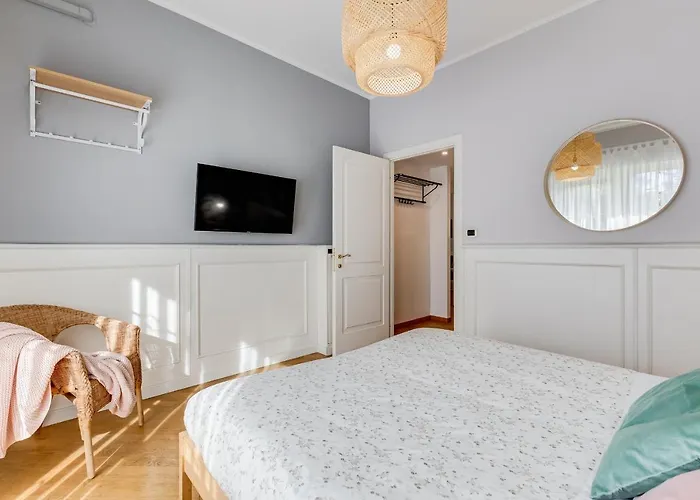Bmga L Incredible 3bdr With Balcony In Center *