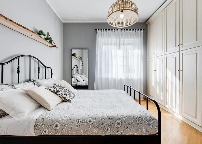 Bmga L Incredible 3bdr With Balcony In Center *