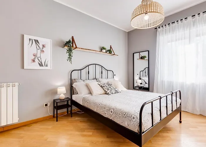 Bmga L Incredible 3bdr With Balcony In Center
