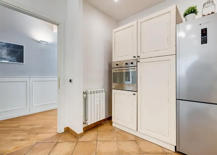 Bmga L Incredible 3bdr With Balcony In Center *